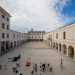 E ammiriamo il cortile del complesso che, delimitato da una serie di archi a tutto sesto che ne caratterizzano il perimetro...